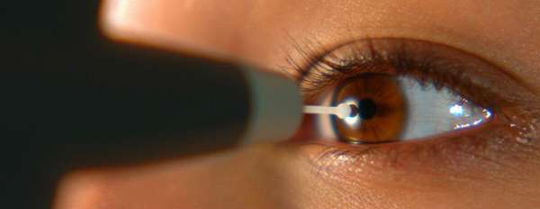 фото исследования глаз в виде тонометрии